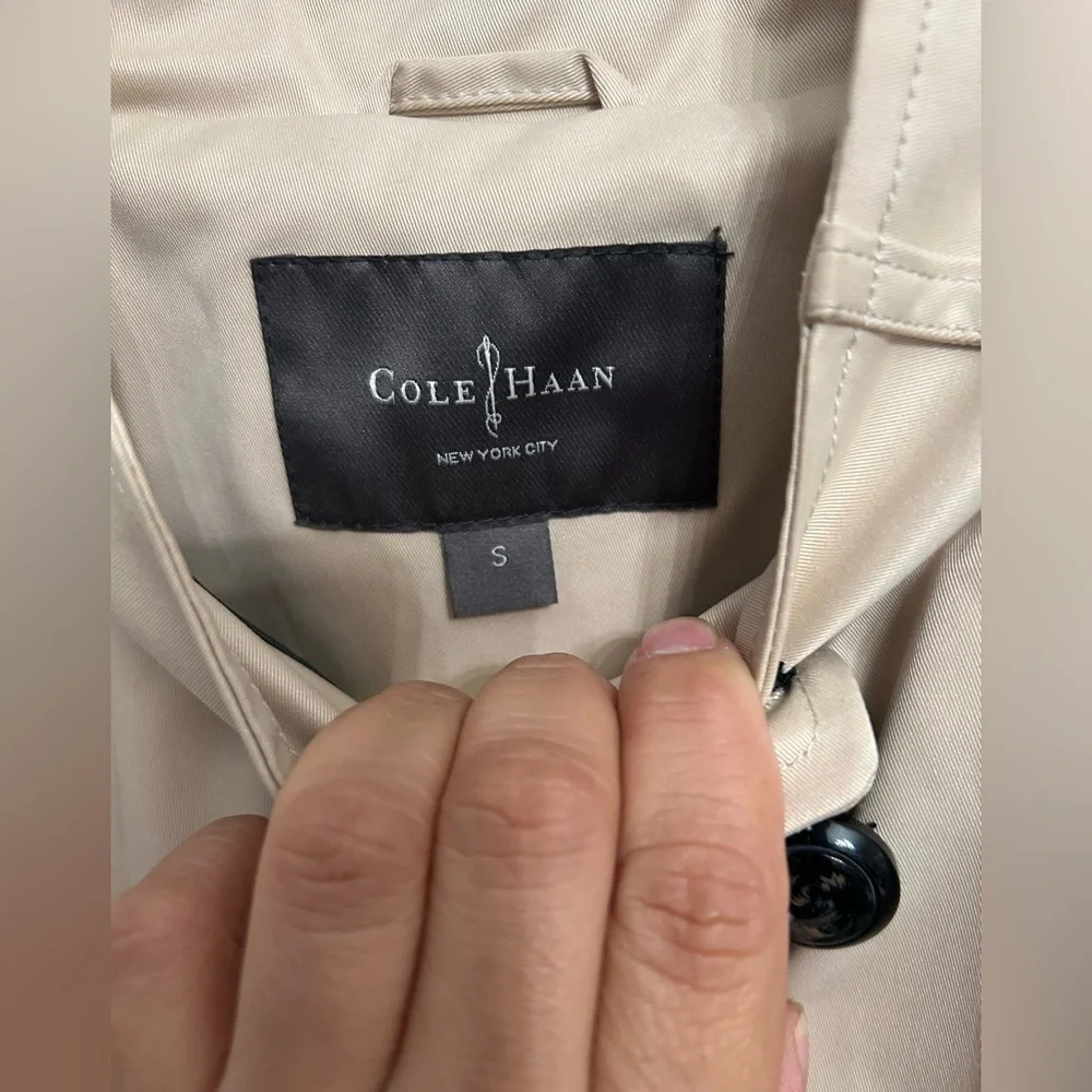 Cole Haan trench coat 🧥 beige color women’s size small pockets and belt - Picture 2 of 6